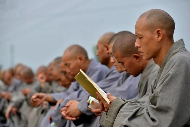 30名僧人集体辞职?少林寺辟谣关于网络上流传的少林寺30名僧人集体辞职的消息，实际上是一个谣言。少林寺已经对此进行了辟谣。因此，请勿传播不实言论，以免对他人造成伤害和困扰。