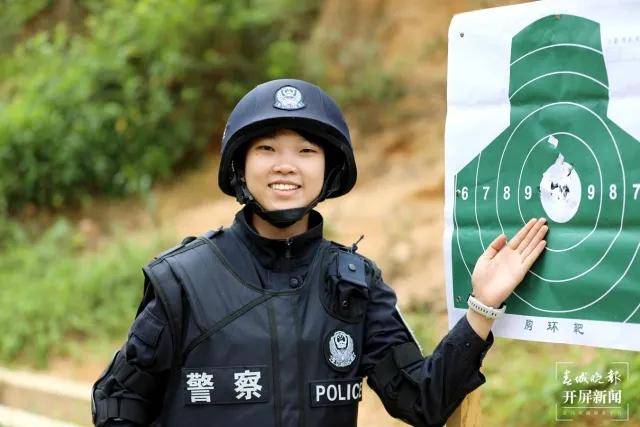 枪枪十环 “神枪手”女警回应走红这位被称为神枪手的女警在枪枪十环的高超技艺下走红，她的出色表现得到了广泛的认可和赞誉。面对这样的关注和赞誉，她以平和的心态回应，表示这只是她日常训练的一部分，是她作为警察应该具备的基本技能。